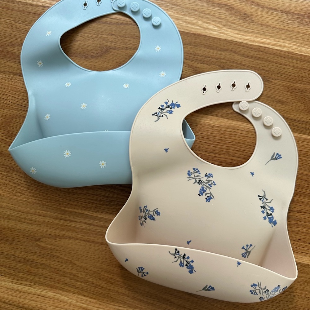 Mushie Silicone Bibs in White Daisy & Lilac Flowers
